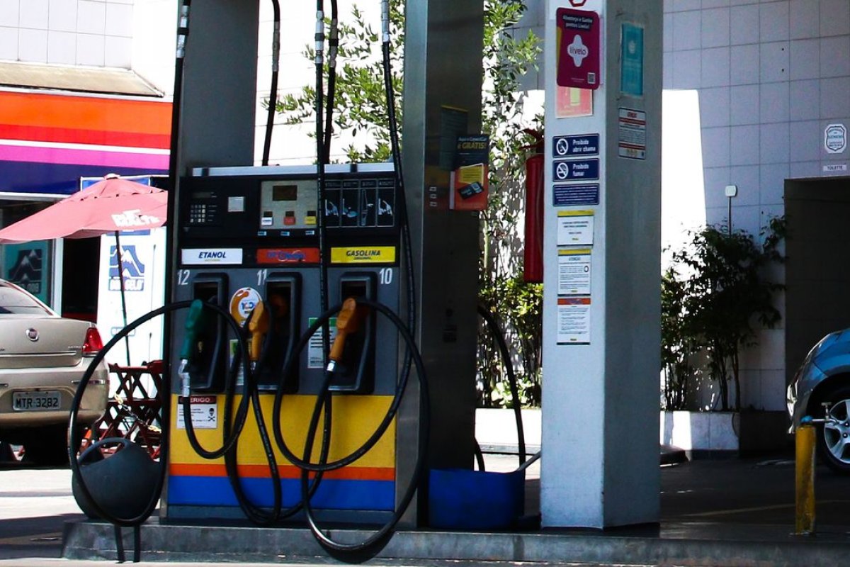 [Após sequência de quedas, preço da gasolina sobe 1,6% em novembro]