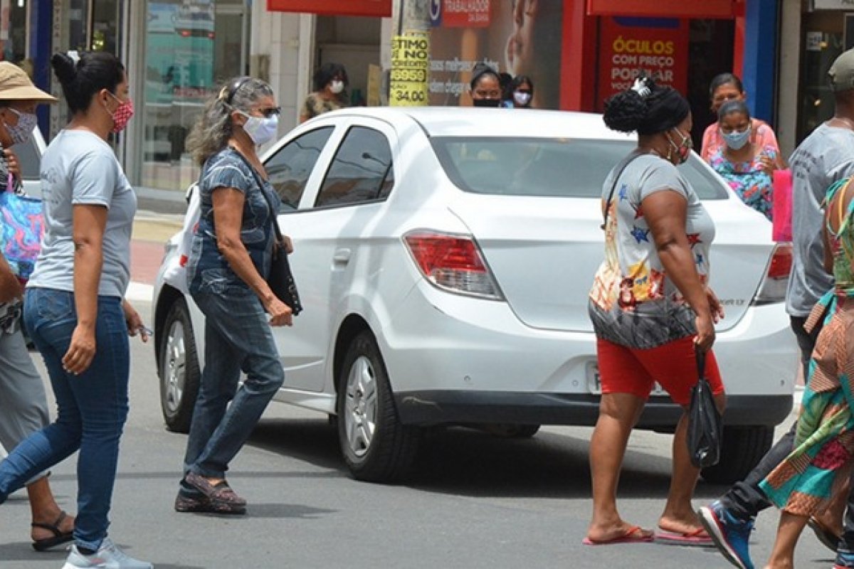 [Uso de máscaras volta a ser obrigatório na Bahia em transportes públicos, escolas e restaurantes]