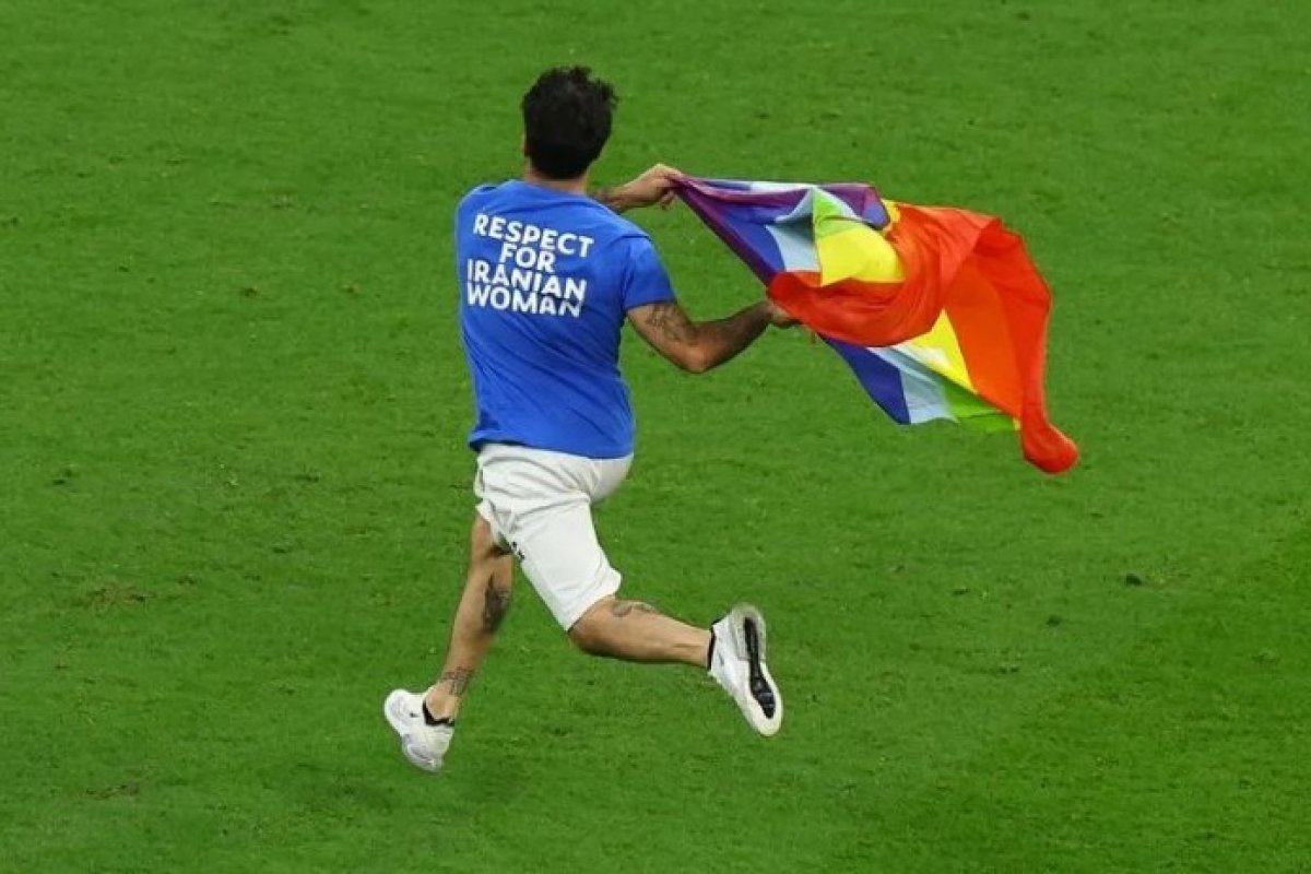 [Italiano que invadiu jogo da Copa com bandeira LGBTQIA+ é liberado no Catar]