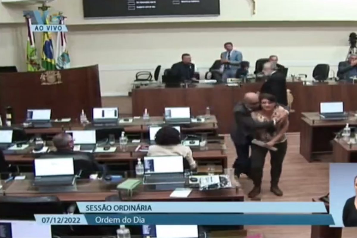 [Vídeo: Vereadora Carla Ayres é assediada durante sessão na Câmara Municipal de Florianópolis]