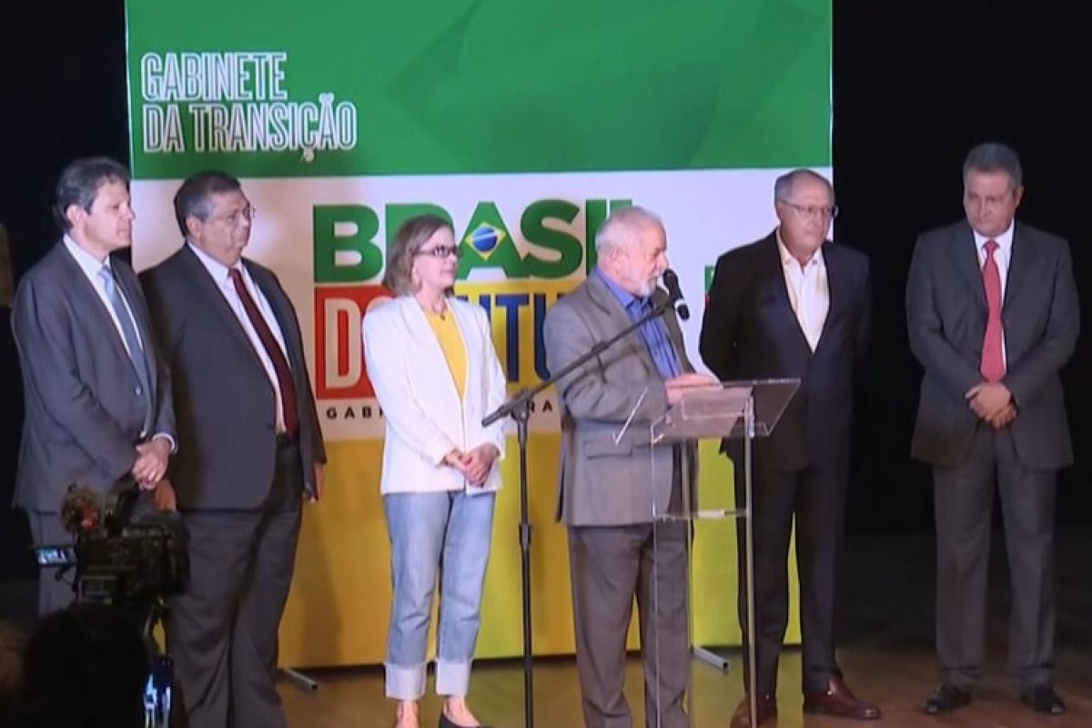 [Lula anuncia primeiros nomes de ministros para seu terceiro mandato ]