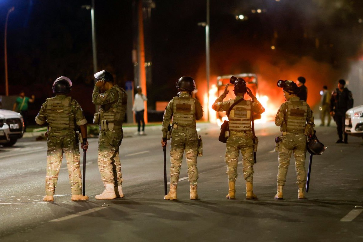 [Bombeiros tiveram carro apedrejado durante manifestações em Brasília ]
