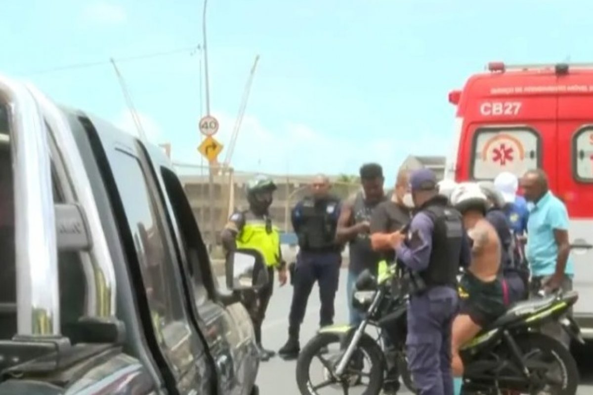 [Colisão entre motocicleta e caminhonete deixa uma pessoa morta e outra ferida em Salvador]