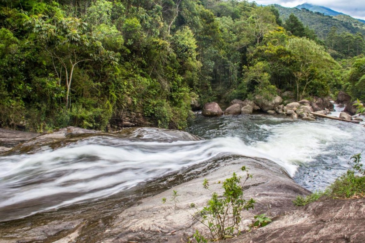 [Confira  5 destinos com cachoeiras no Brasil para se refrescar no verão! ]
