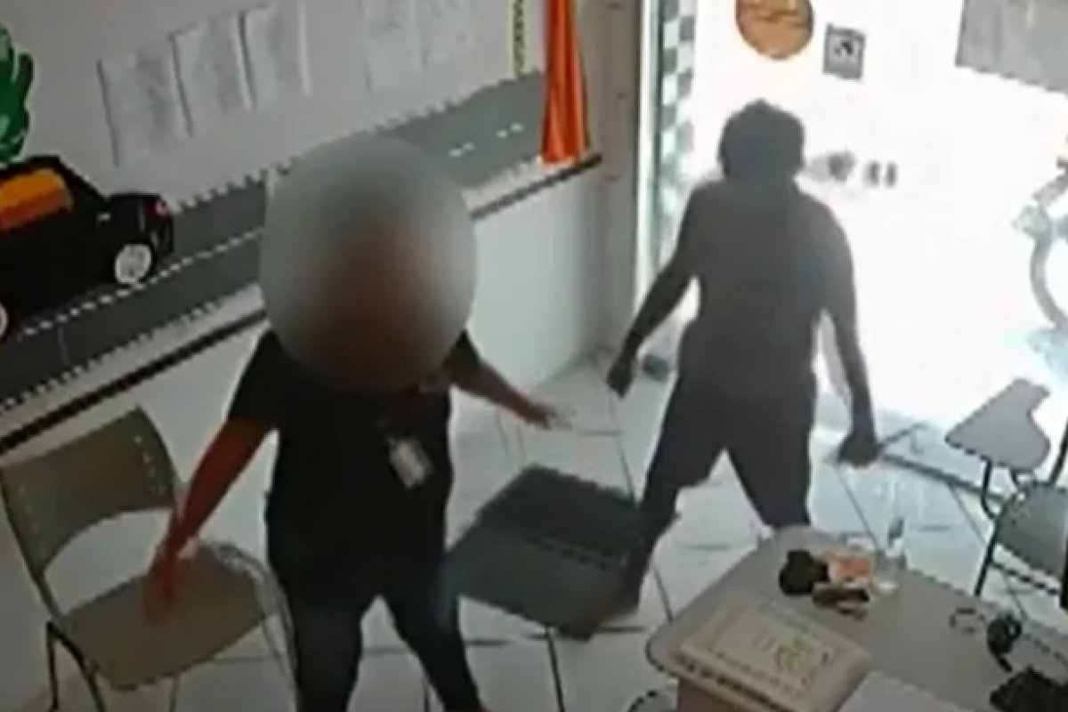 [Homem armado com facas invade autoescola e rouba celular de funcionária em Salvador]