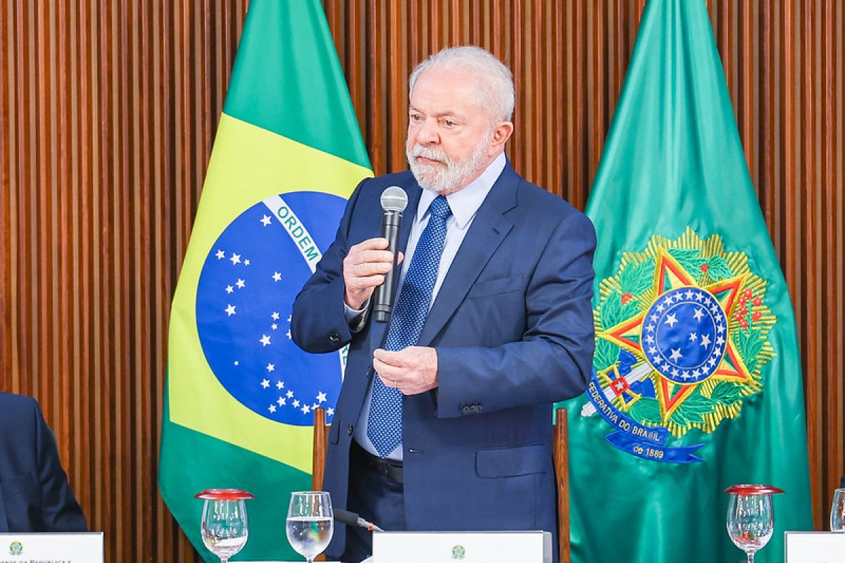 [Lula critica Bolsonaro por 'não cuidar' do Alvorada e se diz 'sem casa']