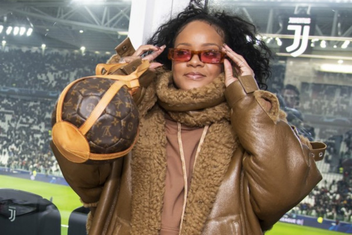 [Rihanna usa bolsa em formato de bola de futebol lançada em 1998]
