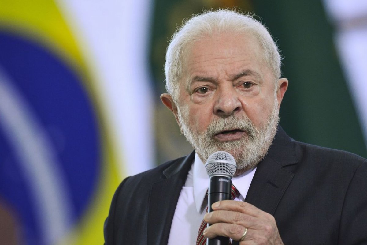 [Lula avalia reajustar faixa de isenção do IR antes de eventual reforma tributária, diz jornal]