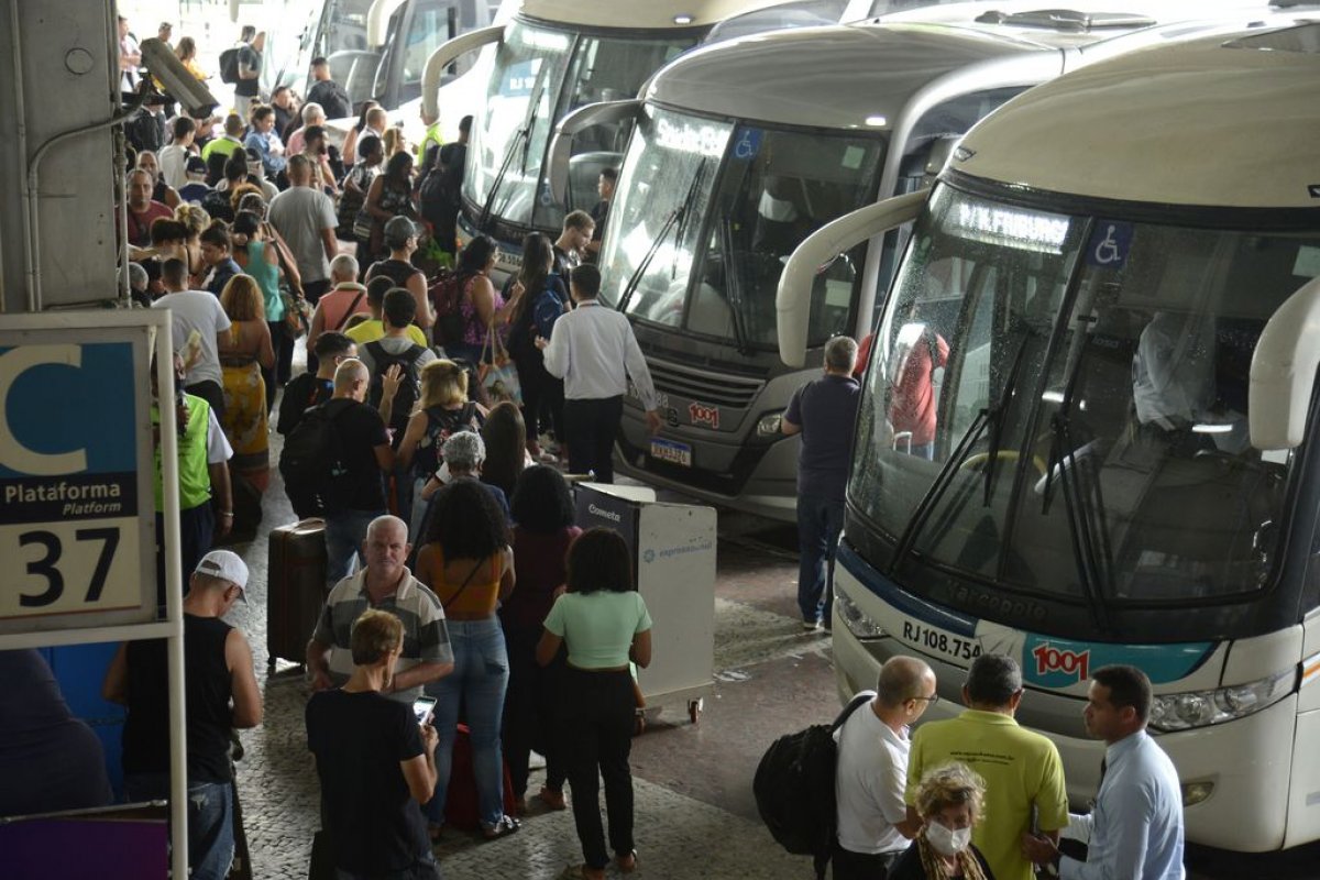 [Viagens de ônibus aumentaram mais que o dobro da inflação em 2022 ]