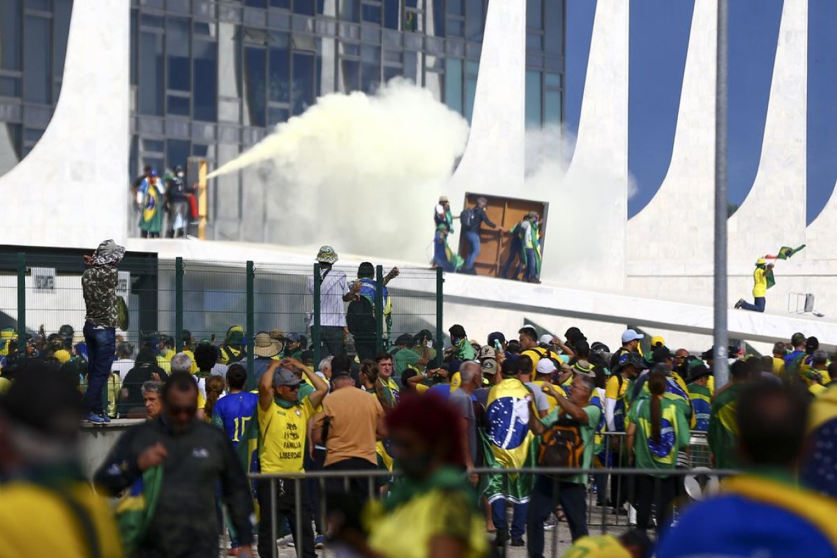 [Polícia Federal cumpre mandados em MG e PR para identificar participantes de protestos em Brasília]