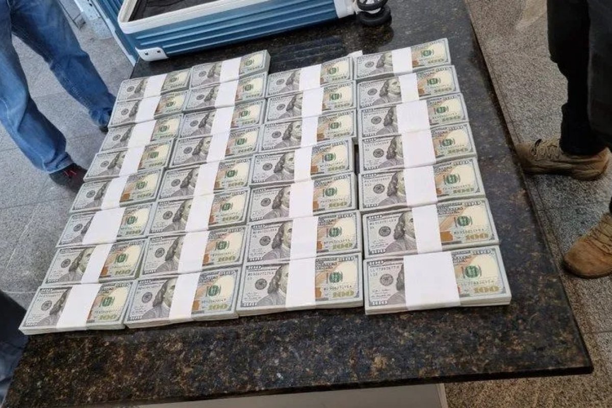 [Homem é preso com US$ 300 mil em fundo falso de mala no Aeroporto de Foz do Iguaçu]