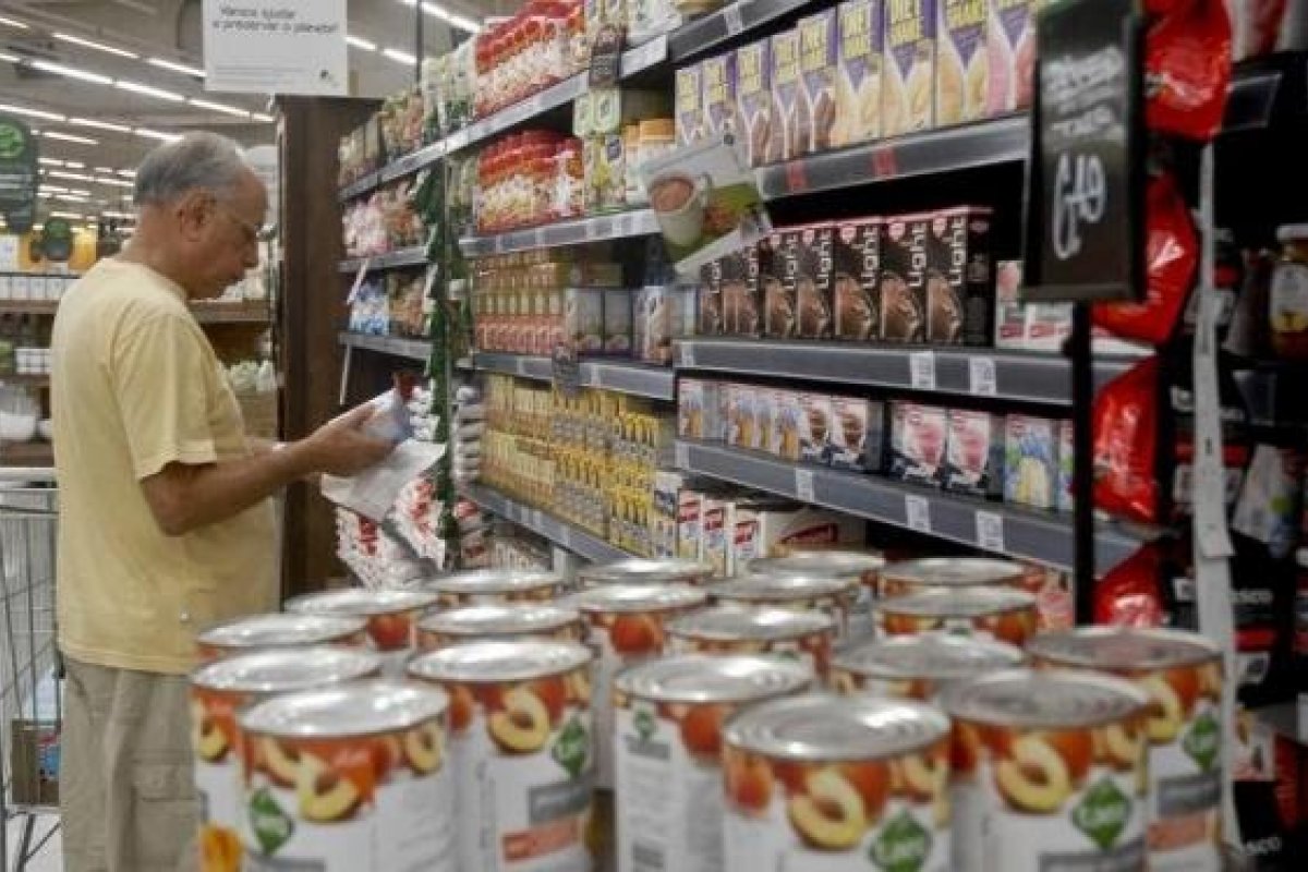 [Embalagens ocultam parte dos aditivos em alimentos vendidos no Brasil]