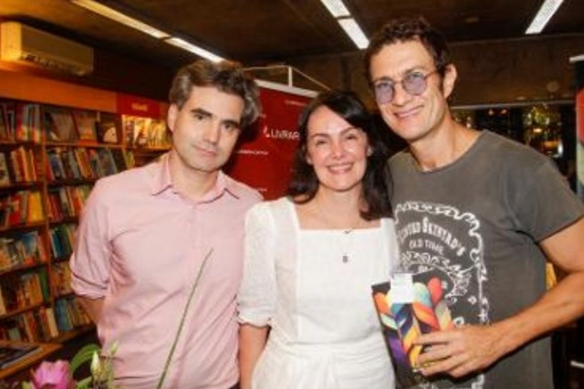 [Ator Gabriel Braga Nunes prestigia o lançamento do livro de Carolina Delboni, na Livraria da Vila! ]