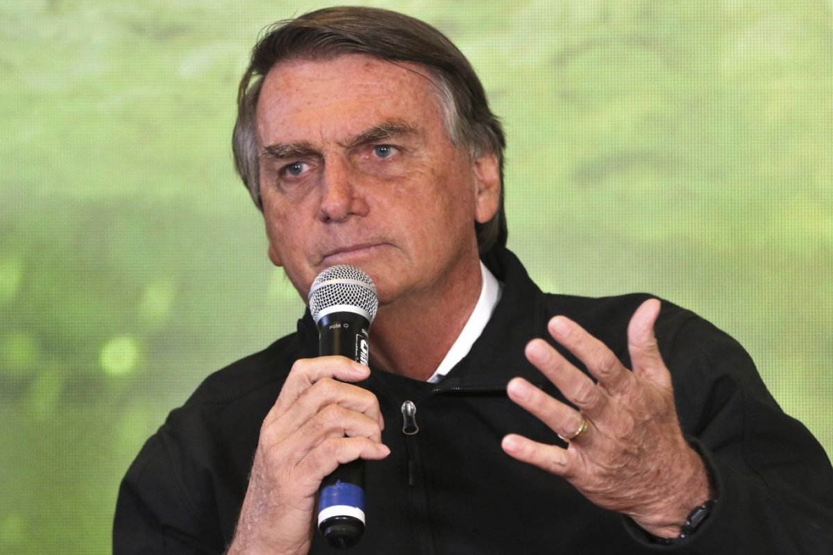[Defesa de Bolsonaro quer saber quem teve a digital registrada na minuta inconstitucional]