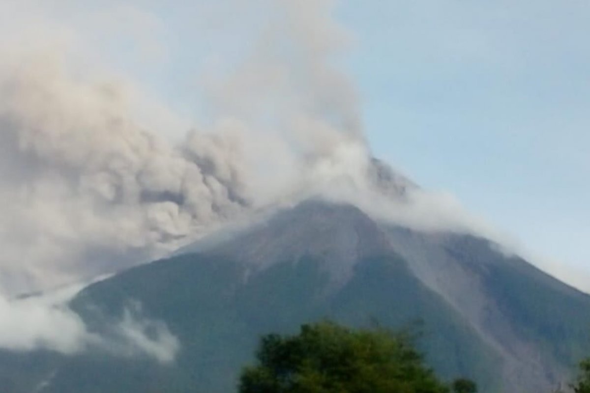 [Vulcão entra em erupção novamente na Indonésia ]