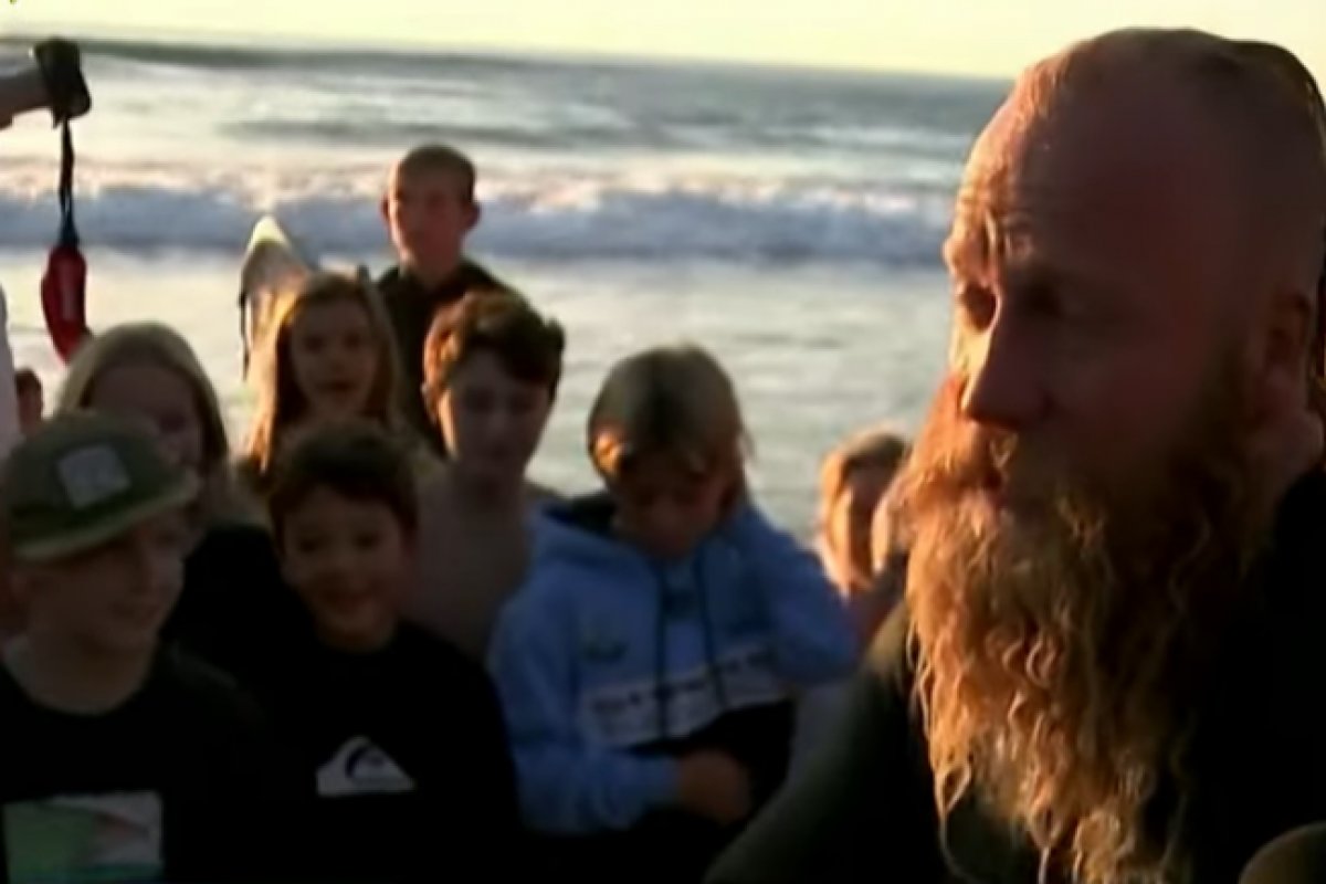 [Surfista australiano bate recorde mundial surfando por 40 horas ]