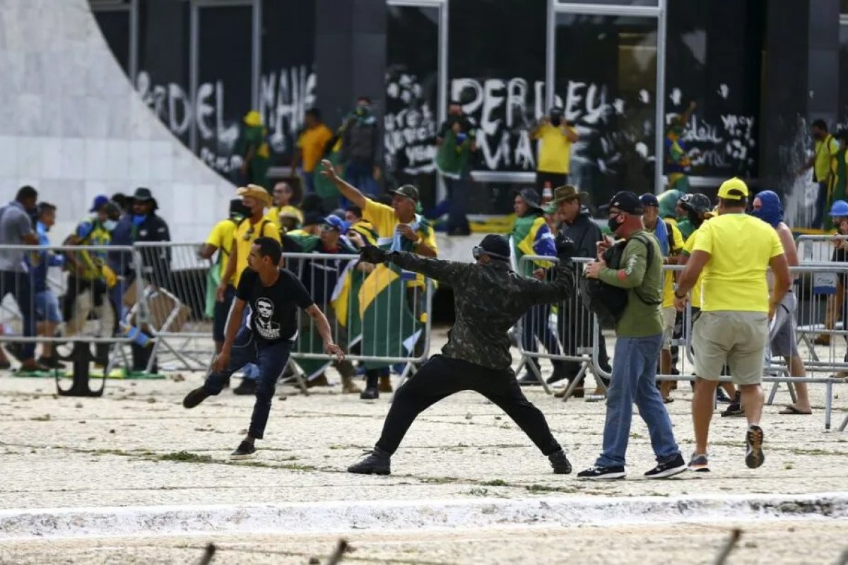 [Ipec: 51% dos brasileiros acreditam que o ex-presidente Jair Bolsonaro não é culpado pelos atos do 8 de janeiro]