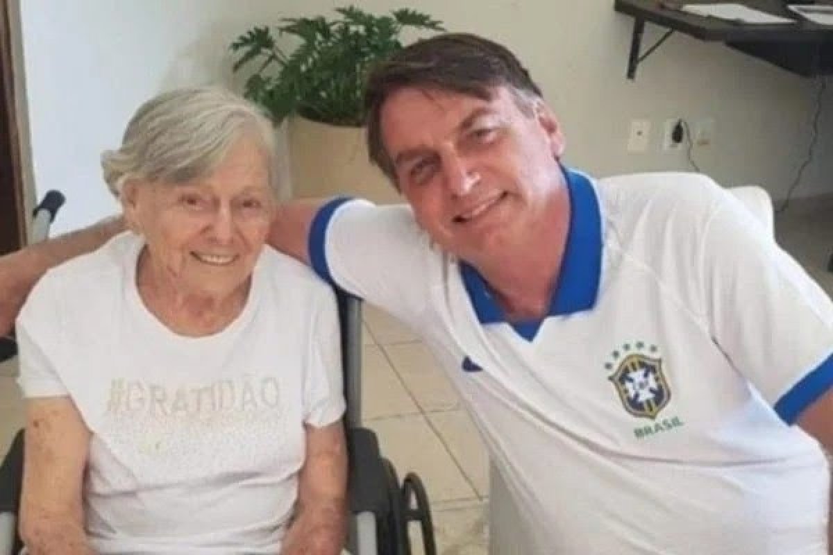 [Bolsonaro faz post com homenagem à mãe: 'Aproveite enquanto a tem'    ]