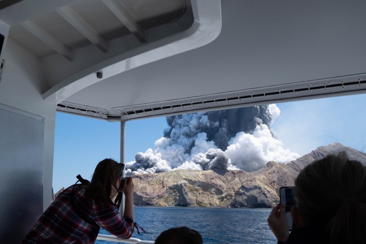 [Sobe para seis o número de mortos em erupção de vulcão na Nova Zelândia ]