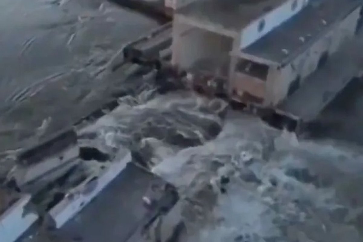 [Moradores de Kherson são evacuados de casa após destruíção de barragem na Ucrânia]