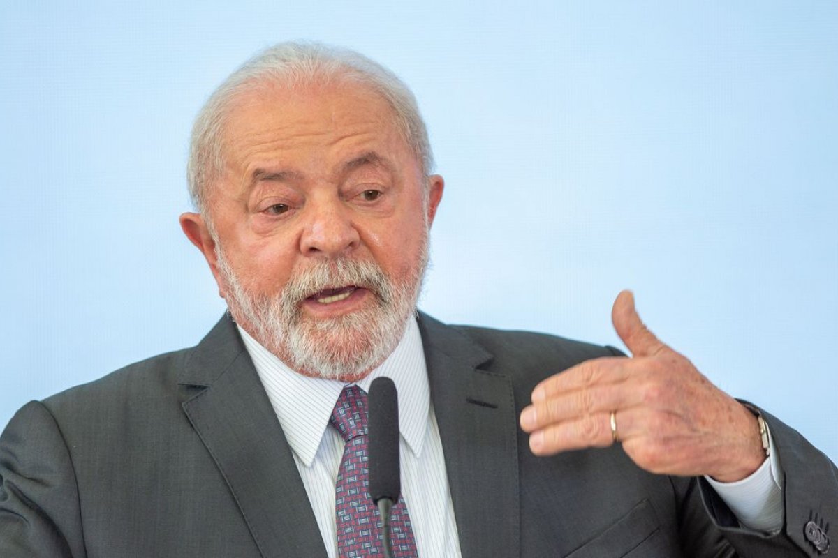 [Lula sanciona lei que assegura igualdade salarial entre homens e mulheres]