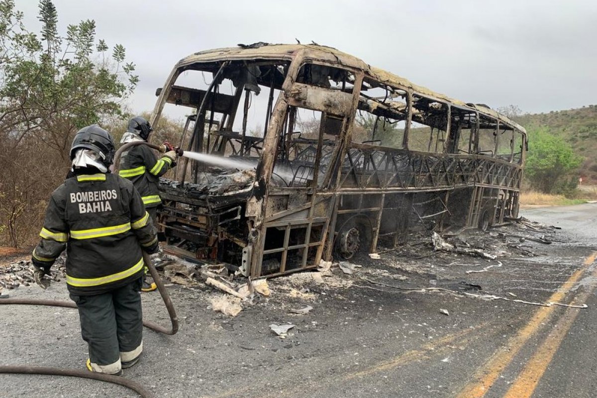 [Ônibus do Exército fica destruído após incêndio no sudoeste da Bahia]