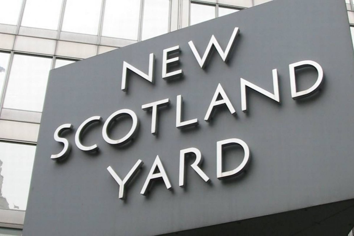 [Policiais abrem mão de porte de armas após colega ser acusação de homicídio de jovem negro, em Londres]