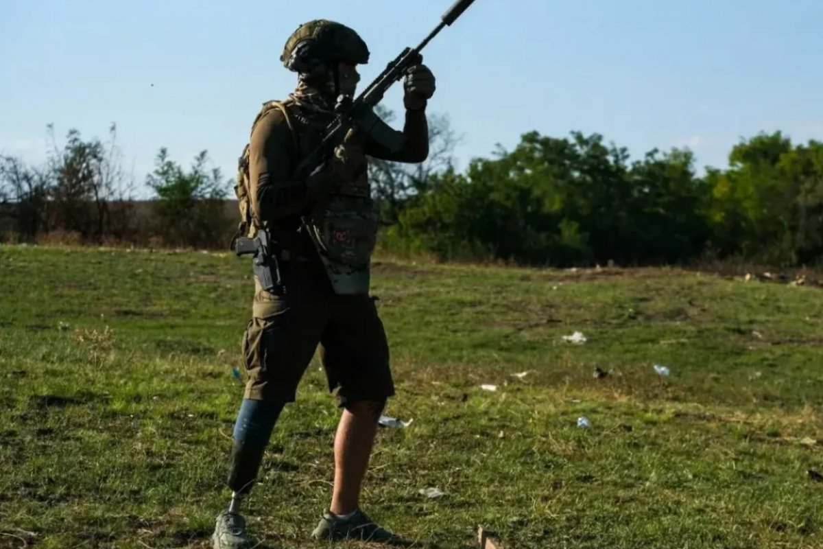 [Soldado ucraniano que teve perna amputada na guerra contra Rússia volta à linha de frente]
