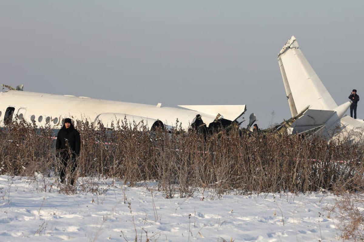 [Queda de avião no Cazaquistão deixa 14 mortos ]