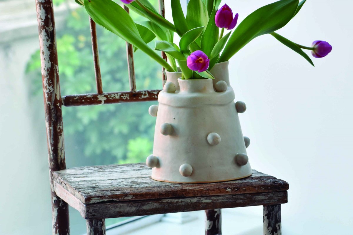 [Ceramista Valéria Gonçalves une beleza e funcionalidade em peças de cerâmica e lança coleção Tulipiere inspirada nos arranjos da florista Monica Rezende! ]