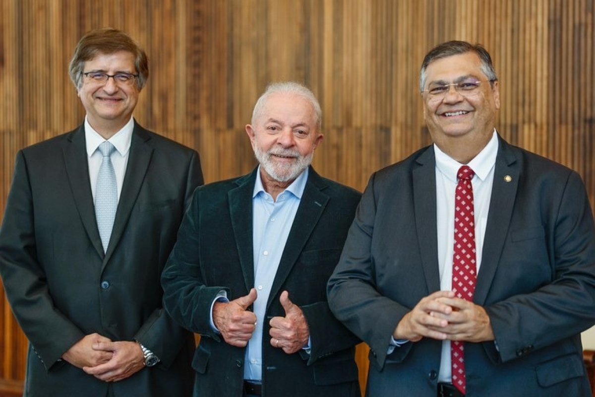[Após especulações, Lula oficializa indicação de Flávio Dino ao STF]