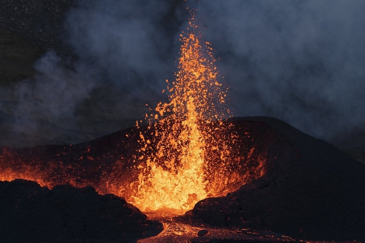 [ Vulcão entra em erupção na Indonésia e deixa 11 mortos ]