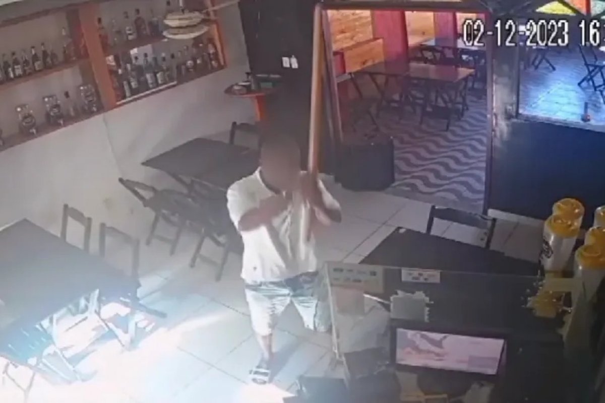 [Homem se recusa a pagar conta e quebra mercadorias de bar em Salvador ]