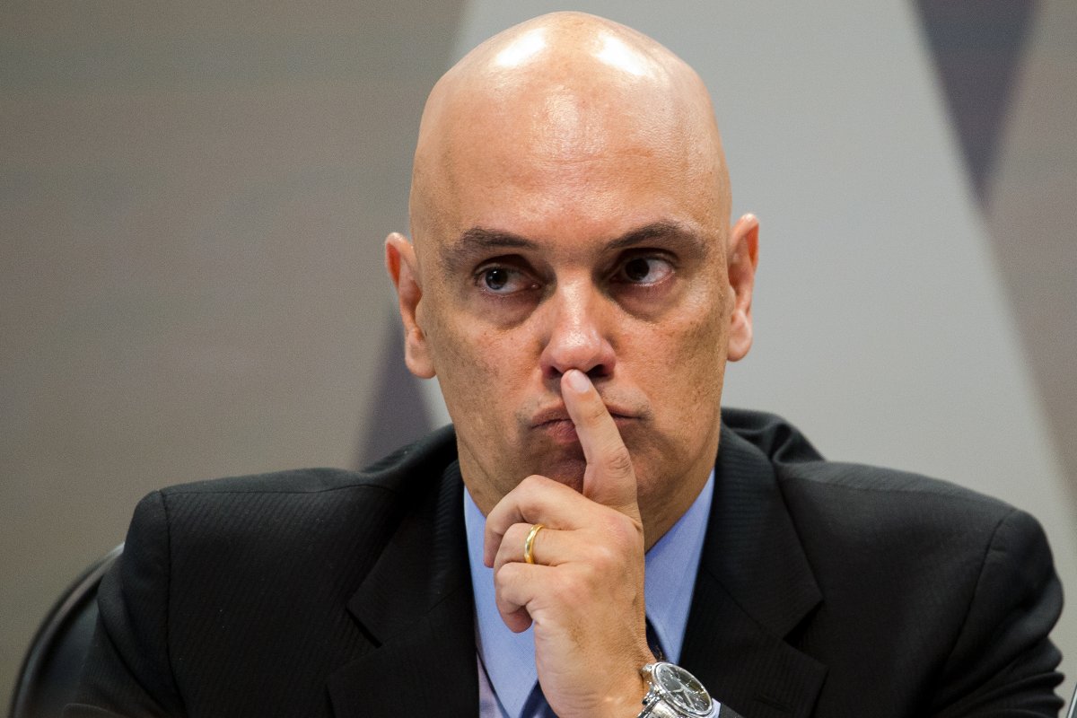[Três meses após ordem de Moraes, nome de Oswaldo Eustáquio segue fora da lista da Interpol]