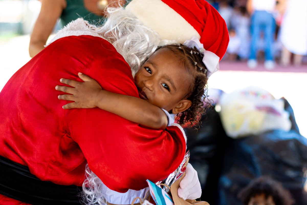 [ Escola de Salvador leva a magia do Natal para 200 crianças carentes! ]