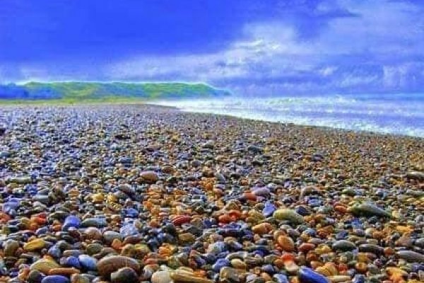 [Conheça a praia de pedras coloridas! ]