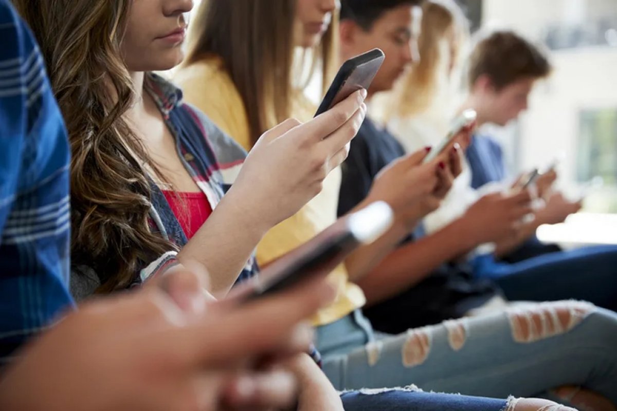 [Governador da Flórida sanciona lei que restringe acesso de adolescentes às redes sociais]