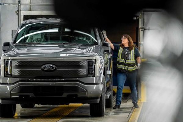 [Ford vai acelerar produção de modelos híbridos para atender demanda ]