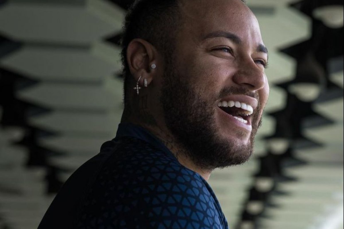 [Neymar é disparado o jogador brasileiro com o maior salário, aponta pesquisa ]