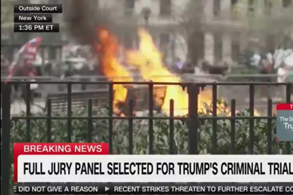 [Vídeo: Homem ateia fogo no próprio corpo em frente ao tribunal que acontece julgamento de Trump]