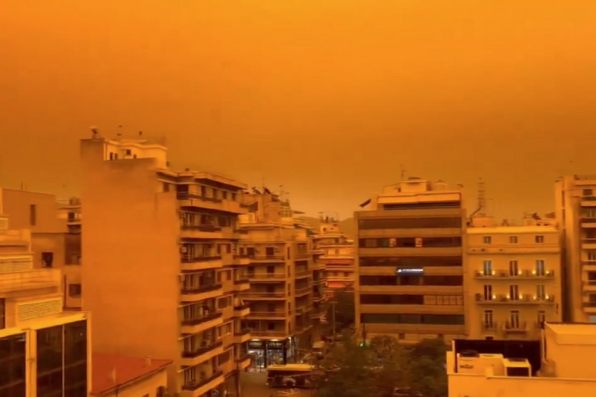 [Vídeo: céu em Atenas fica laranja após poeira de areia do deserto do Saara]