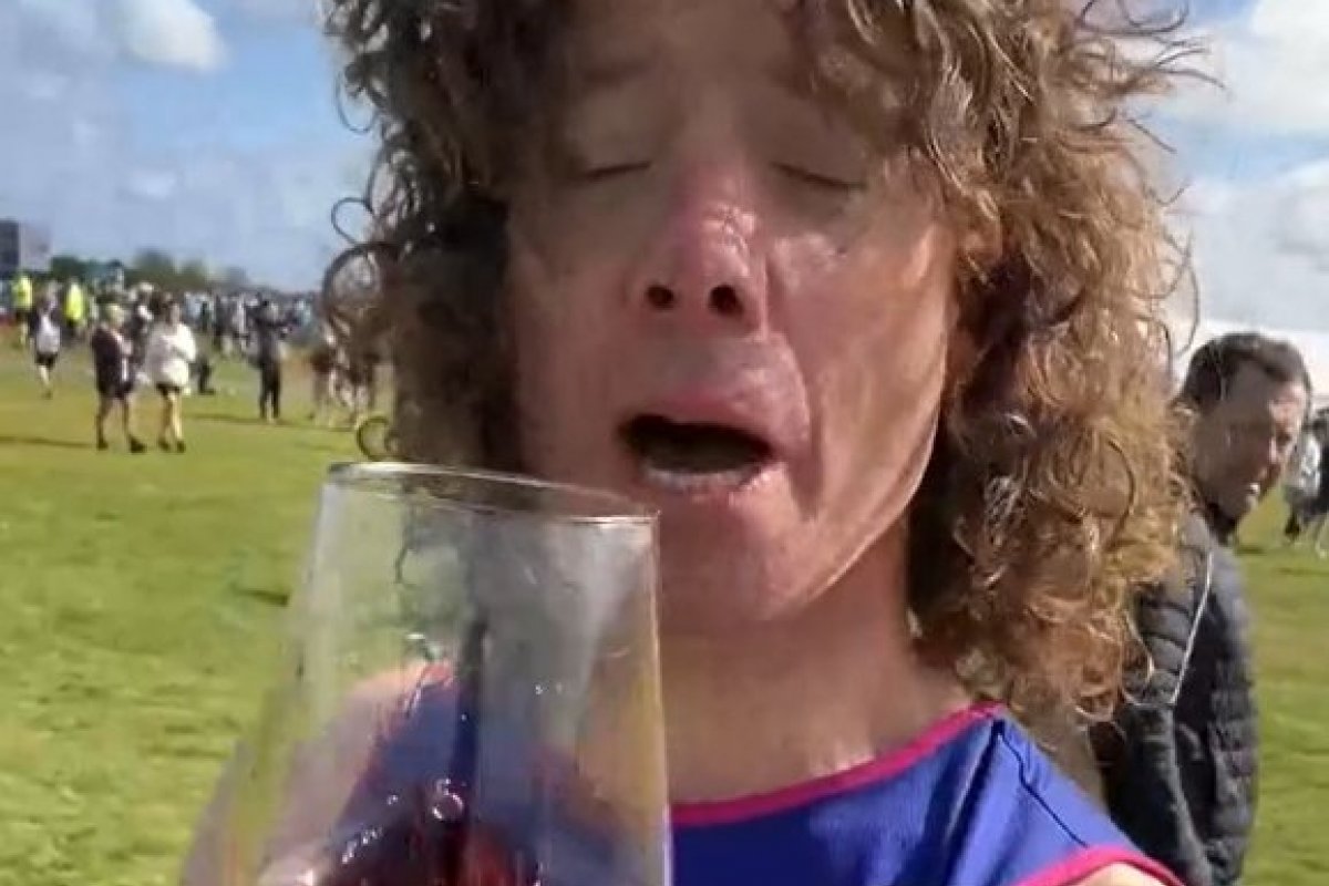 [Homem bebe 25 taças de vinho durante maratona na Inglaterra ]