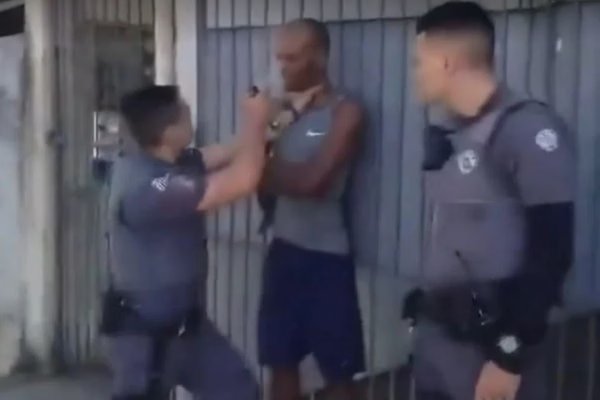 [Vídeo: PM joga spray de pimenta no rosto de homem negro durante abordagem]
