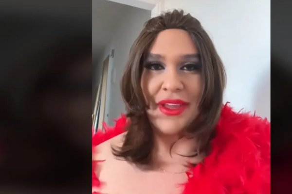[Vídeo: Ex-deputado dos EUA, George Santos volta a performar como drag queen após 18 anos]