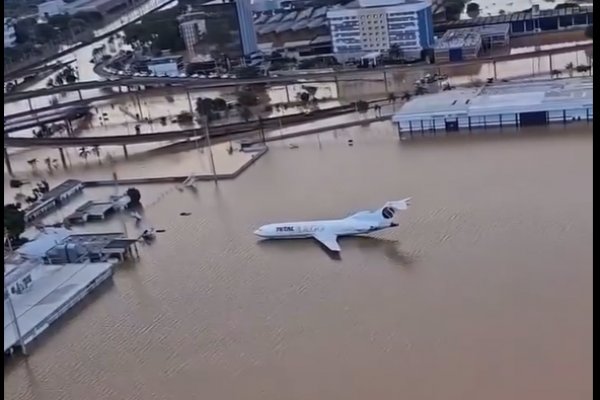 [Vídeo: Aeroporto de Porto Alegre suspende voos até o final do mês por causa das chuvas ]