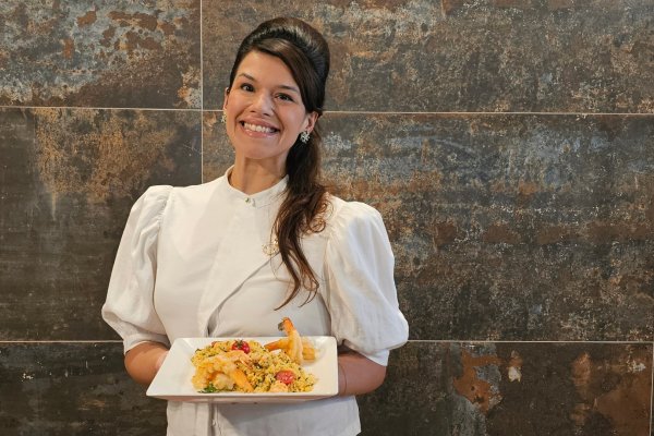 [Dia das Mães: Chef Vivian Araújo ensina a preparar receita especial de Camarões à Provençal com Arroz de Ervas! ]