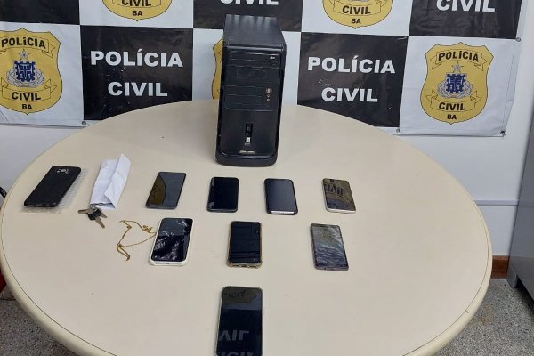 [Dois homens são presos em flagrante com oito celulares roubados ]
