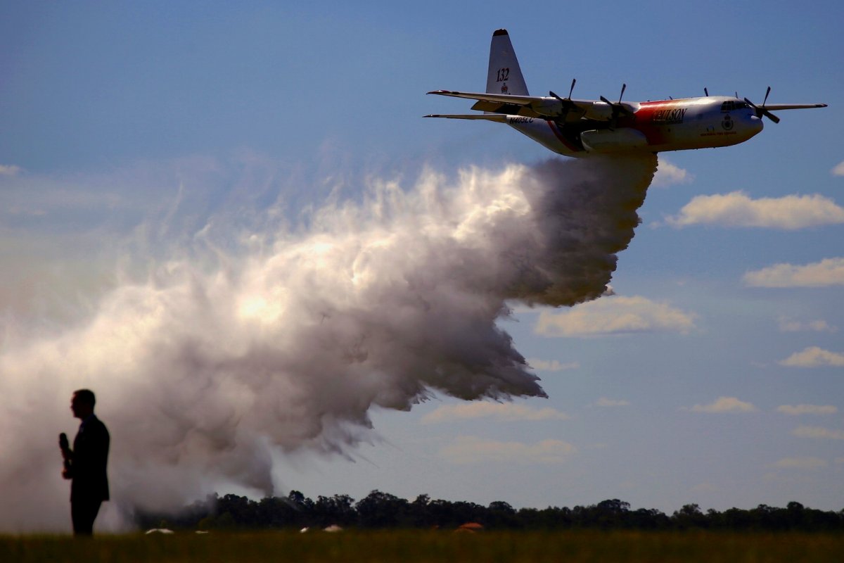 [Cai avião que combatia incêndios na Austrália e mata 3]