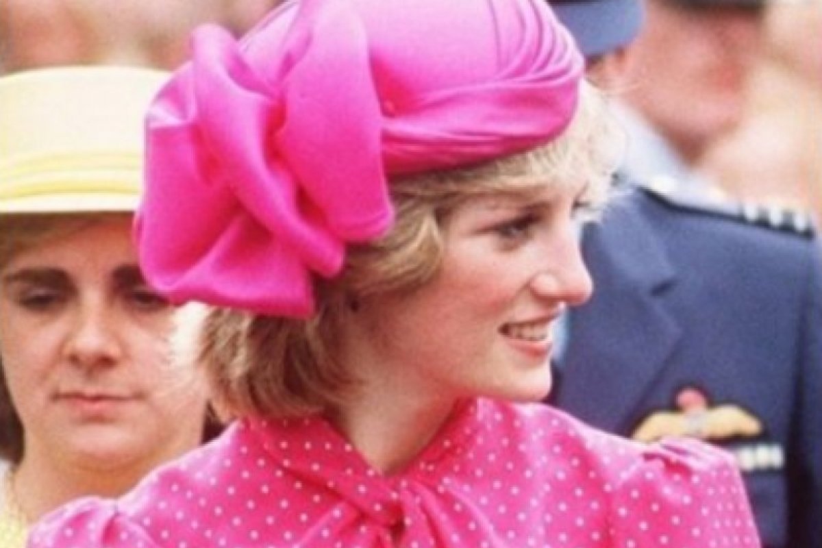 [Zara lança vestido rosa semelhante ao da Princesa Diana por 99 reais ]