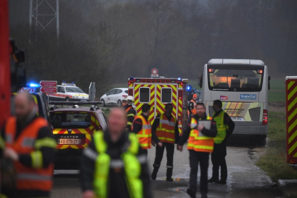 [Trem em alta velocidade deixa 21 pessoas feridas na França ]
